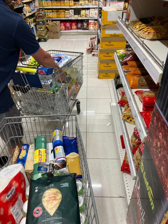 Der Großeinkauf Der volle Einkaufswagen im Supermarkt