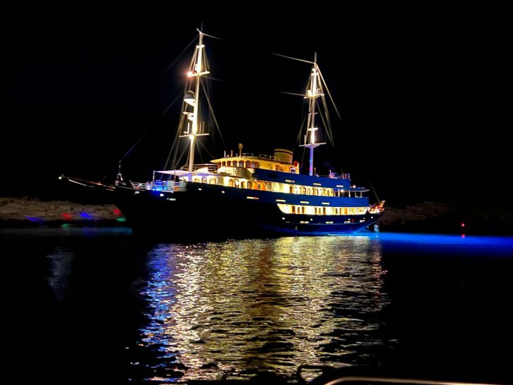 Die "Casablanca" Ein beleuchtetes Schiff bei Nacht
