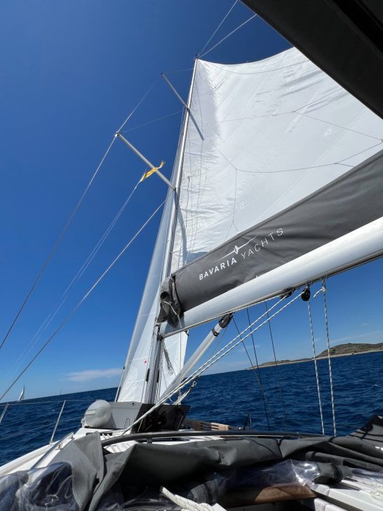 Segeln mit 6 kn Das Bild zeigt die gesetzten Segel unseres Bootes.