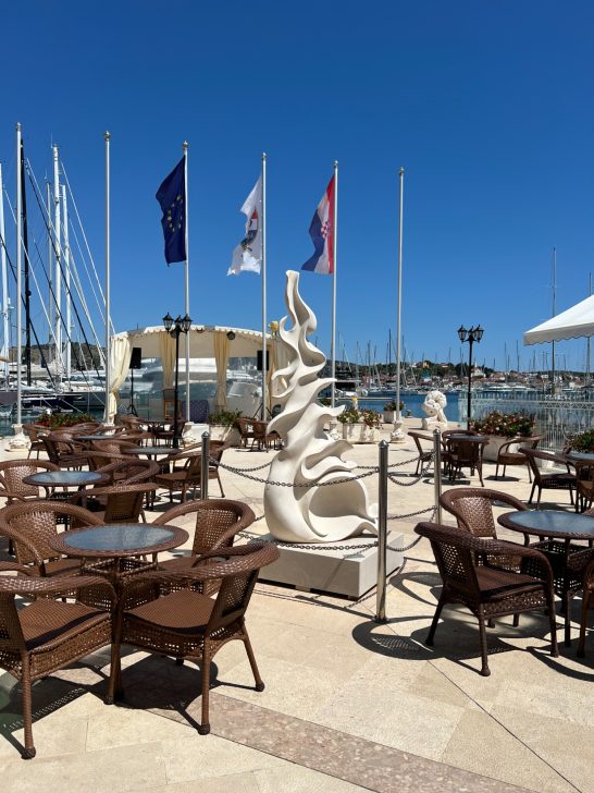 Marina Frapa Ragoznica Blick vom Hafenrestaurant auf die Boote. Blauer Himmel.