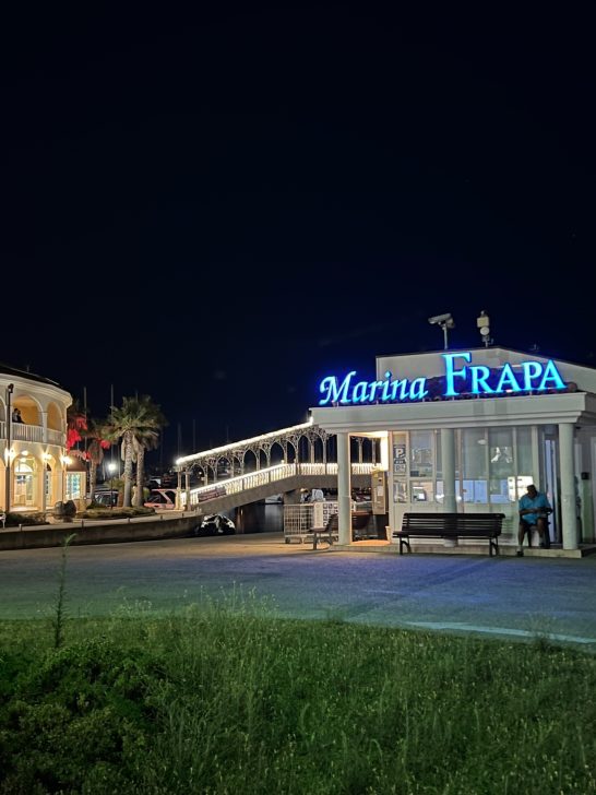 Hafen bei Nacht beleuchteter Schriftzug "Marina Frapa" über dem Eingangsportal des Hafens Ragoznica bei Nacht
