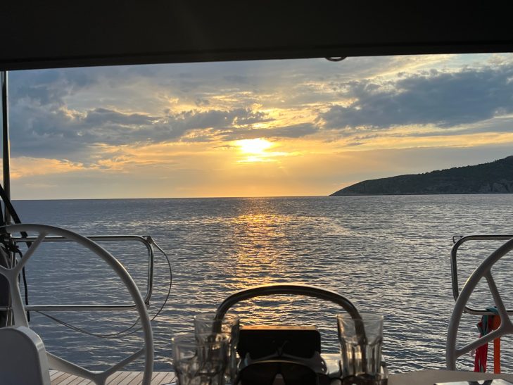 Sonnenuntergang Sonnenuntergang über dem Meer, Blick von einem Boot aus auf die ruhige Wasseroberfläche.