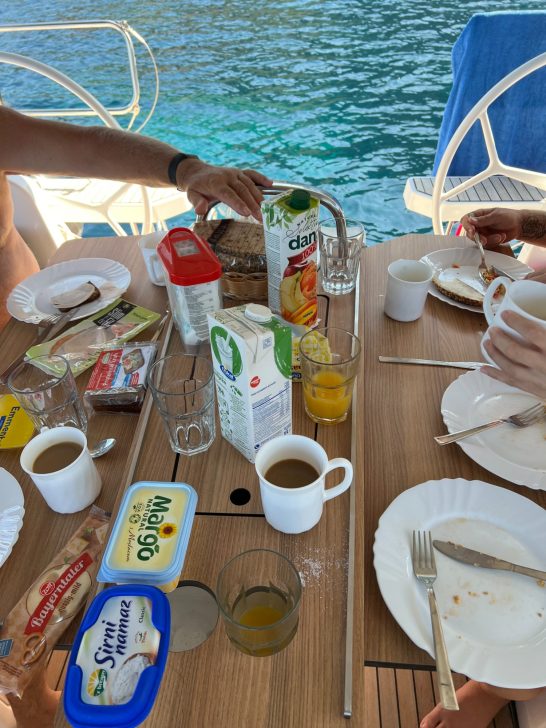 Frühstück Frühstück an Deck: Die Teller sind schon leer, die Kaffeetassen noch voll