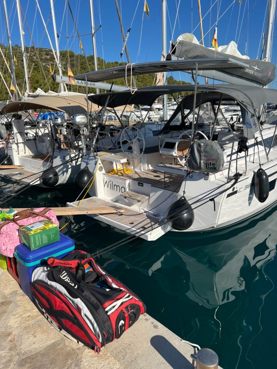 Boot aufräumen Müll und Gepäck werden vom Boot getragen