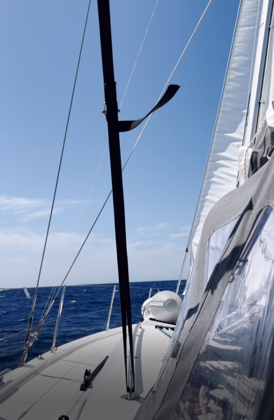 Segeln zur Insel Vis Segelboot auf offenem Wasser, mit Segel und Mast im Vordergrund.