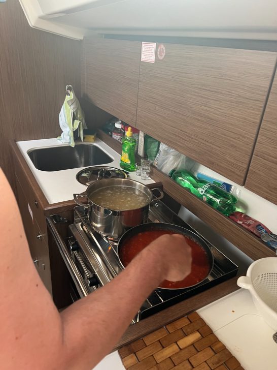 Abendessen Es wird Abendessen gekocht - Nudeln mit Tomatensoße.