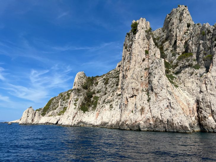 Felsenküste Hvar Das Bild zeigt die felsige Küste der Insel Hvar
