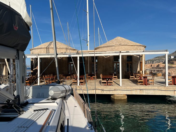 Restaurant "Bilo Idro" Das Hafenrestaurant von Sveta Nedelja. Genau davor ankert das Boot.