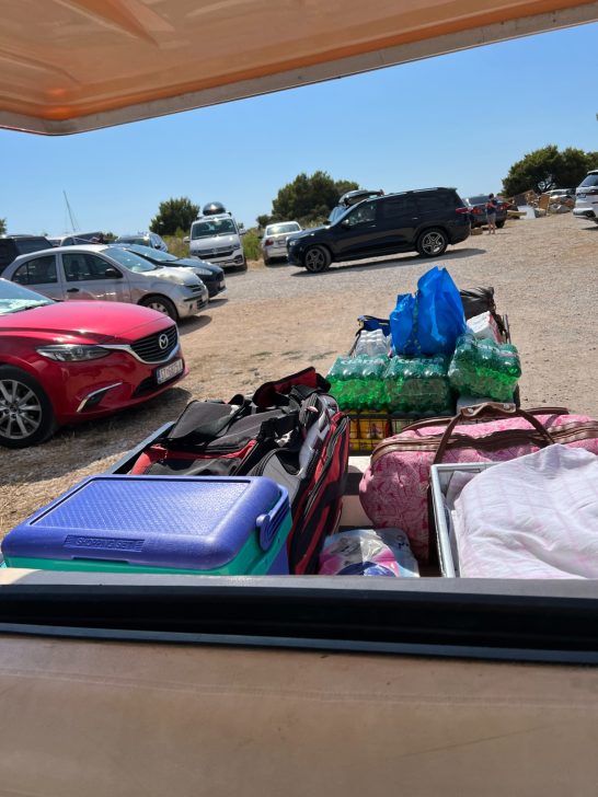 Fahrt mit Golfwagen Mit einem Golfwagen samt Anhänger werden Gepäck und Vorräte vom Auto zum Steg gebracht.